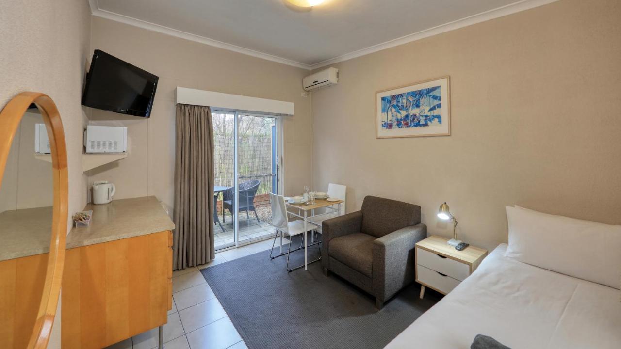 Hamilton Hume Motor Inn Ясс Экстерьер фото